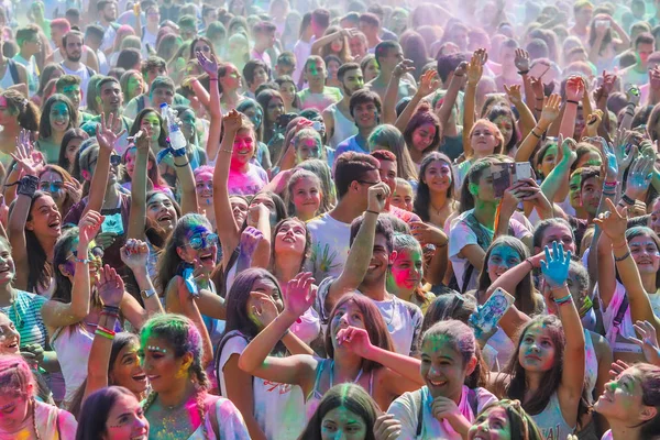 Thessaloniki Greece September 2018 Crowds Unidentified People Throw Colour Powder — Stock Photo, Image