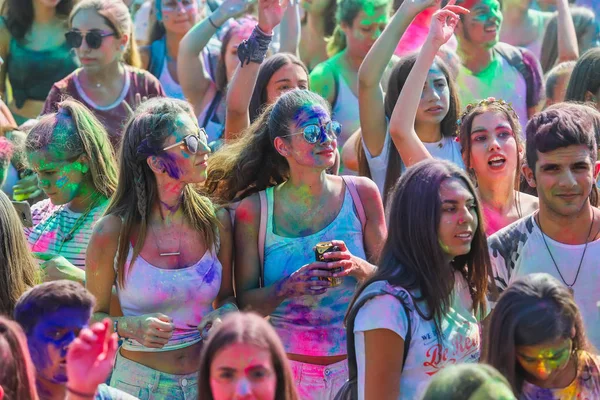 Thessaloniki Greece September 2018 Crowds Unidentified People Throw Colour Powder — Stock Photo, Image