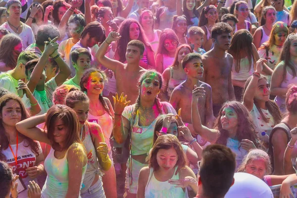 Thessaloniki Greece September 2018 Crowds Unidentified People Throw Colour Powder — Stock Photo, Image