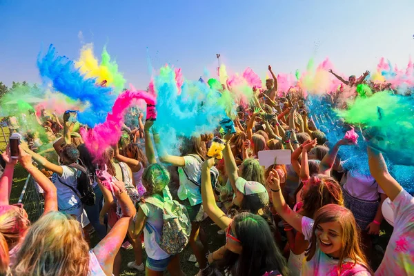 Thessaloniki Greece September 2018 Crowds Unidentified People Throw Colour Powder — Stock Photo, Image