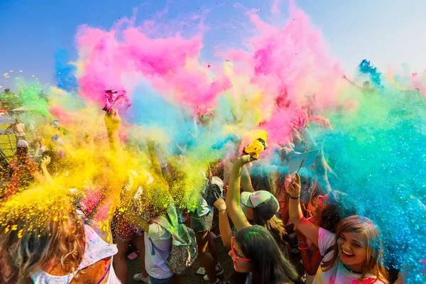 Thessaloniki Greece September 2018 Crowds Unidentified People Throw Colour Powder — Stock Photo, Image