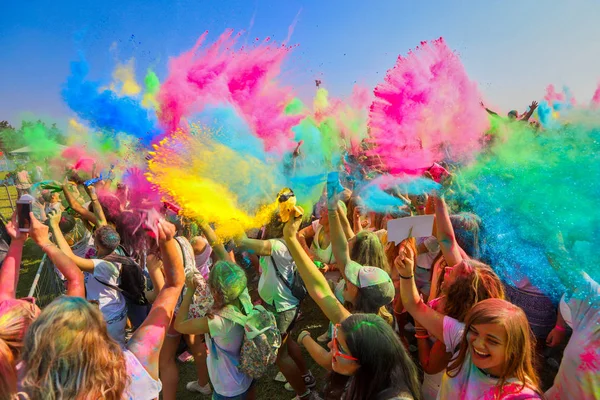 Thessaloniki Greece September 2018 Crowds Unidentified People Throw Colour Powder — Stock Photo, Image