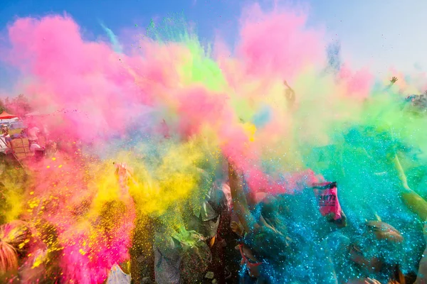 Thessaloniki Greece September 2018 Crowds Unidentified People Throw Colour Powder — Stock Photo, Image