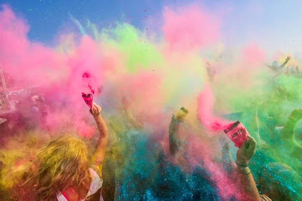 Thessaloniki Greece September 2018 Crowds Unidentified People Throw Colour Powder — Stock Photo, Image