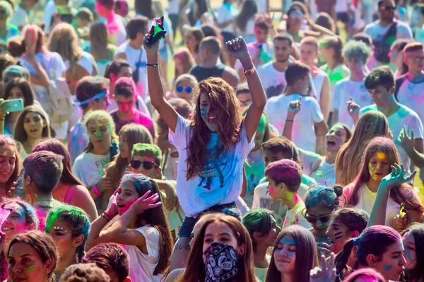 Thessaloniki Greece September 2018 Crowds Unidentified People Throw Colour Powder — Stock Photo, Image