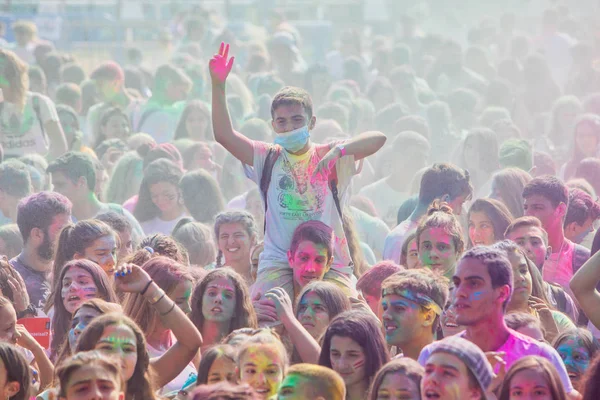 Thessaloniki Greece September 2018 Crowds Unidentified People Throw Colour Powder — Stock Photo, Image