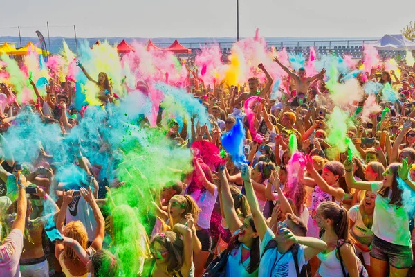 Thessaloniki Greece September 2018 Crowds Unidentified People Throw Colour Powder — Stock Photo, Image