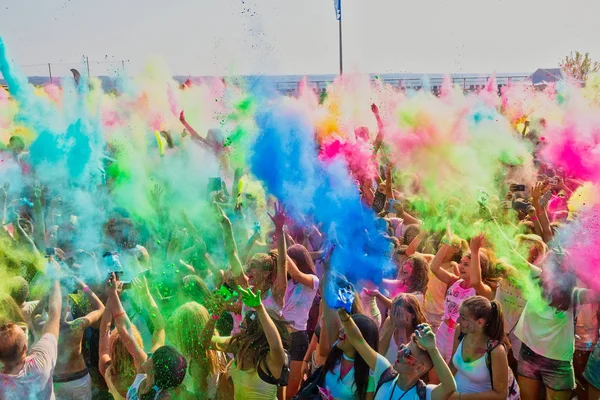 Thessaloniki Greece September 2018 Crowds Unidentified People Throw Colour Powder — Stock Photo, Image