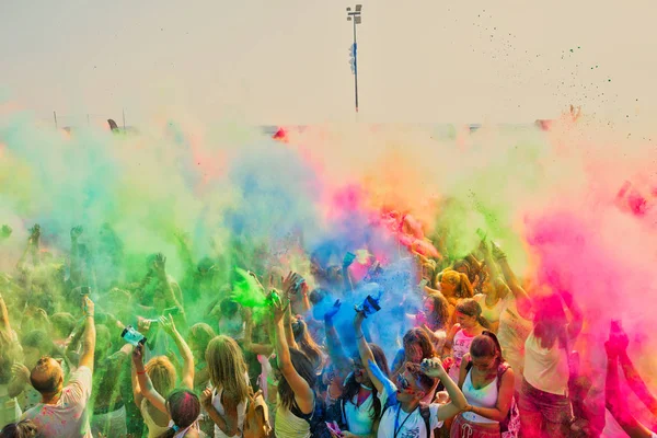 Thessaloniki Greece September 2018 Crowds Unidentified People Throw Colour Powder — Stock Photo, Image