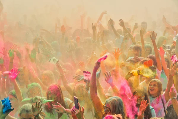 Thessaloniki Greece September 2018 Crowds Unidentified People Throw Colour Powder — Stock Photo, Image