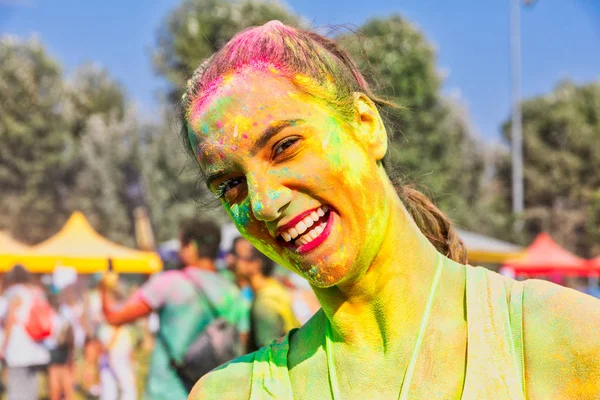 希腊塞萨洛尼基 2018年9月2日 颜色日 一年一度的活动中 不明身份的人群投掷彩色粉末 — 图库照片