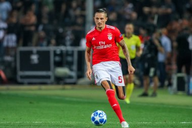 Thessaloniki, Yunanistan - 29 Ağustos 2018: Oyuncu, Benfica Ljubomir Fejsa eylem Uefa Şampiyonlar Ligi Play-off mücadelesi sırasında 2 bacak Paok vs Fc Benfica Toumba Stadı'nda oynanan