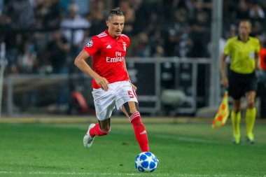 Thessaloniki, Yunanistan - 29 Ağustos 2018: Oyuncu, Benfica Ljubomir Fejsa eylem Uefa Şampiyonlar Ligi Play-off mücadelesi sırasında 2 bacak Paok vs Fc Benfica Toumba Stadı'nda oynanan