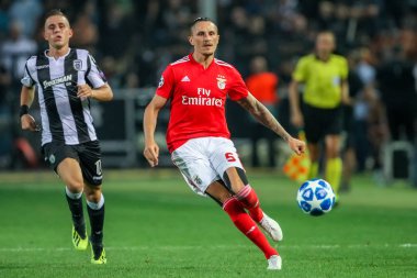 Thessaloniki, Yunanistan - 29 Ağustos 2018: Oyuncu, Benfica Ljubomir Fejsa eylem Uefa Şampiyonlar Ligi Play-off mücadelesi sırasında 2 bacak Paok vs Fc Benfica Toumba Stadı'nda oynanan