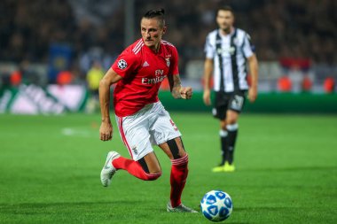 Thessaloniki, Yunanistan - 29 Ağustos 2018: Oyuncu, Benfica Ljubomir Fejsa eylem Uefa Şampiyonlar Ligi Play-off mücadelesi sırasında 2 bacak Paok vs Fc Benfica Toumba Stadı'nda oynanan