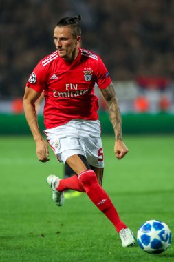 Thessaloniki, Yunanistan - 29 Ağustos 2018: Oyuncu, Benfica Ljubomir Fejsa eylem Uefa Şampiyonlar Ligi Play-off mücadelesi sırasında 2 bacak Paok vs Fc Benfica Toumba Stadı'nda oynanan