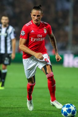 Thessaloniki, Yunanistan - 29 Ağustos 2018: Oyuncu, Benfica Ljubomir Fejsa eylem Uefa Şampiyonlar Ligi Play-off mücadelesi sırasında 2 bacak Paok vs Fc Benfica Toumba Stadı'nda oynanan