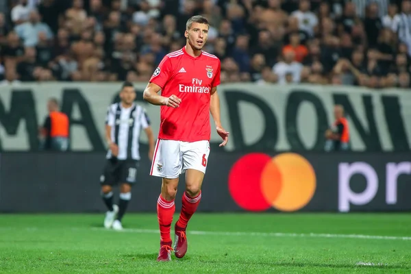 Thessaloniki, Yunanistan - 29 Ağustos 2018: Oyuncu, Benfica Ruben Dias eylem Uefa Şampiyonlar Ligi Play-off mücadelesi sırasında 2 bacak Paok vs Fc Benfica Toumba Stadı'nda oynanan
