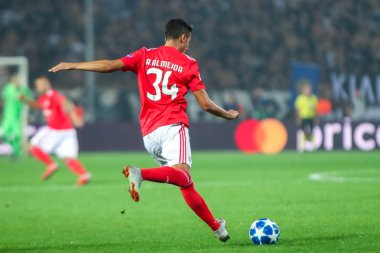 Thessaloniki, Yunanistan - 29 Ağustos 2018: Oyuncu, Benfica Andre Almeida eylem Uefa Şampiyonlar Ligi Play-off mücadelesi sırasında 2 bacak Paok vs Fc Benfica Toumba Stadı'nda oynanan