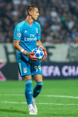 Thessaloniki, Yunanistan - 29 Ağustos 2018: Oyuncu, Benfica Odisseas Vlachodimos eylem Uefa Şampiyonlar Ligi Play-off mücadelesi sırasında 2 bacak Paok vs Fc Benfica Toumba Stadı'nda oynanan