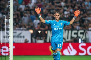 Thessaloniki, Yunanistan - 29 Ağustos 2018: Oyuncu, Benfica Odisseas Vlachodimos eylem Uefa Şampiyonlar Ligi Play-off mücadelesi sırasında 2 bacak Paok vs Fc Benfica Toumba Stadı'nda oynanan