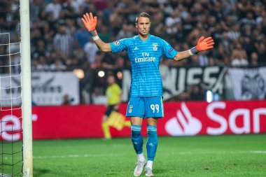 Thessaloniki, Yunanistan - 29 Ağustos 2018: Oyuncu, Benfica Odisseas Vlachodimos eylem Uefa Şampiyonlar Ligi Play-off mücadelesi sırasında 2 bacak Paok vs Fc Benfica Toumba Stadı'nda oynanan