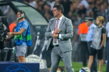Thessaloniki, Yunanistan - 29 Ağustos 2018: Benfica Rui Vitoria Uefa Şampiyonlar Ligi Play-off mücadelesi sırasında teknik direktörü, 2 bacak Paok vs Fc Benfica Toumba Stadı'nda oynanan