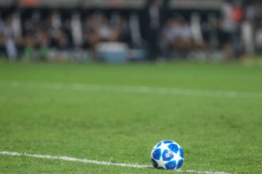 Thessaloniki, Yunanistan - 29 Ağustos 2018: Uefa Şampiyonlar Ligi'nin resmi maç topu Uefa Şampiyonlar Ligi oyun Paok vs Fc Benfica Toumba Stadyumu'nda sırasında çimenlerin üzerinde