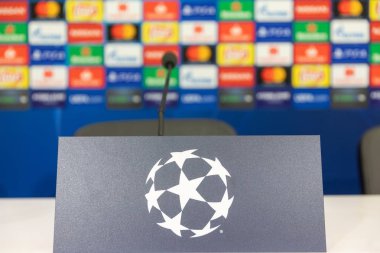 Thessaloniki, Yunanistan - 28 Ağustos 2018: Uefa Şampiyonlar Ligi oyun Paok vs Fc Benfica Toumba Stadı'nda oynanan önce basın toplantısında mikrofonu kapatın. Sığ dof