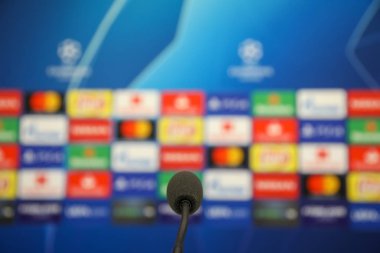 Thessaloniki, Yunanistan - 28 Ağustos 2018: Uefa Şampiyonlar Ligi oyun Paok vs Fc Benfica Toumba Stadı'nda oynanan önce basın toplantısında mikrofonu kapatın. Sığ dof