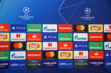 Thessaloniki, Yunanistan - 28 Ağustos 2018: Röportaj alan Uefa Şampiyonlar Ligi oyun Paok vs Fc Benfica Toumba Stadyumu'nda önce sponsor logoları ile