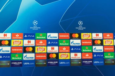 Thessaloniki, Yunanistan - 28 Ağustos 2018: Röportaj alan Uefa Şampiyonlar Ligi oyun Paok vs Fc Benfica Toumba Stadyumu'nda önce sponsor logoları ile