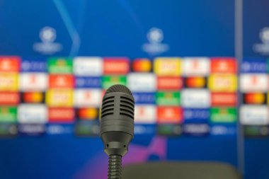 Thessaloniki, Yunanistan - 28 Ağustos 2018: Uefa Şampiyonlar Ligi oyun Paok vs Fc Benfica Toumba Stadı'nda oynanan önce basın toplantısında mikrofonu kapatın. Sığ dof