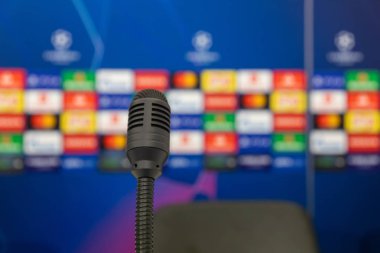 Thessaloniki, Yunanistan - 28 Ağustos 2018: Uefa Şampiyonlar Ligi oyun Paok vs Fc Benfica Toumba Stadı'nda oynanan önce basın toplantısında mikrofonu kapatın. Sığ dof