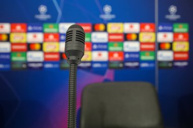 Thessaloniki, Yunanistan - 28 Ağustos 2018: Uefa Şampiyonlar Ligi oyun Paok vs Fc Benfica Toumba Stadı'nda oynanan önce basın toplantısında mikrofonu kapatın. Sığ dof