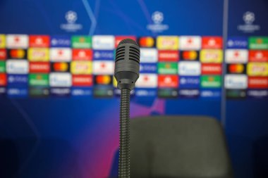 Thessaloniki, Yunanistan - 28 Ağustos 2018: Uefa Şampiyonlar Ligi oyun Paok vs Fc Benfica Toumba Stadı'nda oynanan önce basın toplantısında mikrofonu kapatın. Sığ dof