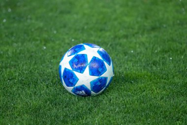 Thessaloniki, Yunanistan - 29 Ağustos 2018: Uefa Şampiyonlar Ligi'nin resmi maç topu Uefa Şampiyonlar Ligi oyun Paok vs Fc Benfica Toumba Stadyumu'nda sırasında çimenlerin üzerinde