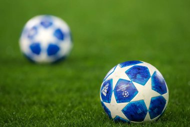 Thessaloniki, Yunanistan - 29 Ağustos 2018: Uefa Şampiyonlar Ligi'nin resmi maç topu Uefa Şampiyonlar Ligi oyun Paok vs Fc Benfica Toumba Stadyumu'nda sırasında çimenlerin üzerinde