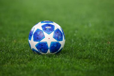 Thessaloniki, Yunanistan - 29 Ağustos 2018: Uefa Şampiyonlar Ligi'nin resmi maç topu Uefa Şampiyonlar Ligi oyun Paok vs Fc Benfica Toumba Stadyumu'nda sırasında çimenlerin üzerinde