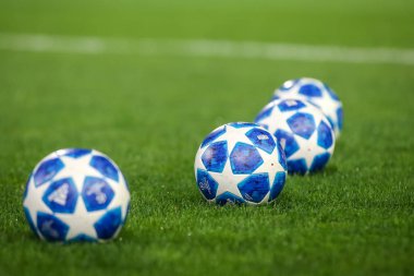 Thessaloniki, Yunanistan - 29 Ağustos 2018: Uefa Şampiyonlar Ligi'nin resmi maç topu Uefa Şampiyonlar Ligi oyun Paok vs Fc Benfica Toumba Stadyumu'nda sırasında çimenlerin üzerinde