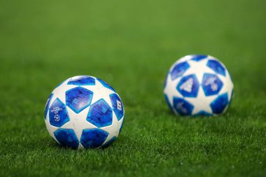 Thessaloniki, Yunanistan - 29 Ağustos 2018: Uefa Şampiyonlar Ligi'nin resmi maç topu Uefa Şampiyonlar Ligi oyun Paok vs Fc Benfica Toumba Stadyumu'nda sırasında çimenlerin üzerinde