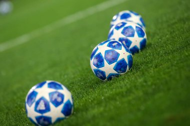 Thessaloniki, Yunanistan - 29 Ağustos 2018: Uefa Şampiyonlar Ligi'nin resmi maç topu Uefa Şampiyonlar Ligi oyun Paok vs Fc Benfica Toumba Stadyumu'nda sırasında çimenlerin üzerinde