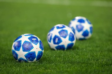 Thessaloniki, Yunanistan - 29 Ağustos 2018: Uefa Şampiyonlar Ligi'nin resmi maç topu Uefa Şampiyonlar Ligi oyun Paok vs Fc Benfica Toumba Stadyumu'nda sırasında çimenlerin üzerinde