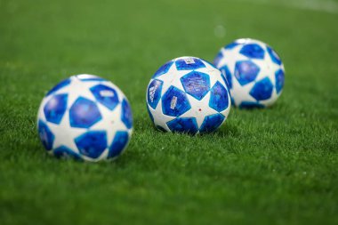 Thessaloniki, Yunanistan - 29 Ağustos 2018: Uefa Şampiyonlar Ligi'nin resmi maç topu Uefa Şampiyonlar Ligi oyun Paok vs Fc Benfica Toumba Stadyumu'nda sırasında çimenlerin üzerinde