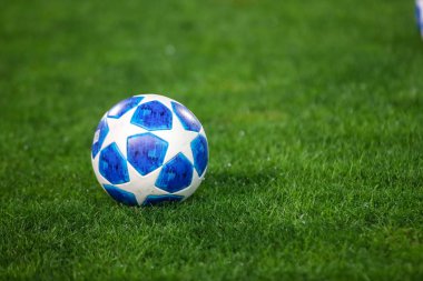 Thessaloniki, Yunanistan - 29 Ağustos 2018: Uefa Şampiyonlar Ligi'nin resmi maç topu Uefa Şampiyonlar Ligi oyun Paok vs Fc Benfica Toumba Stadyumu'nda sırasında çimenlerin üzerinde