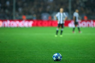 Thessaloniki, Yunanistan - 29 Ağustos 2018: Uefa Şampiyonlar Ligi'nin resmi maç topu Uefa Şampiyonlar Ligi oyun Paok vs Fc Benfica Toumba Stadyumu'nda sırasında çimenlerin üzerinde