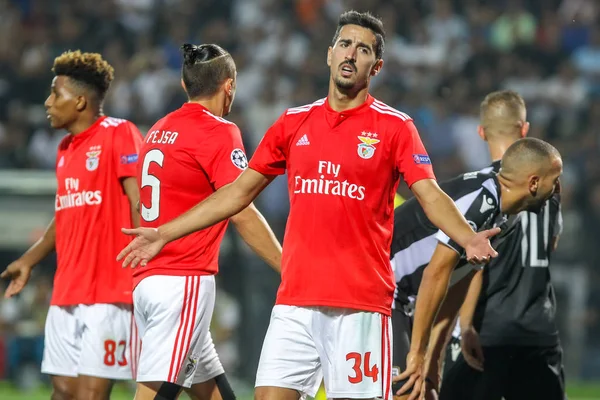 Thessaloniki, Yunanistan - 29 Ağustos 2018: Oyuncu, Benfica Andre Almeida eylem Uefa Şampiyonlar Ligi Play-off mücadelesi sırasında 2 bacak Paok vs Fc Benfica Toumba Stadı'nda oynanan