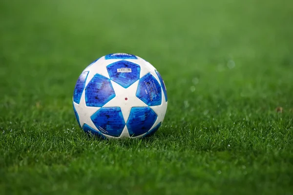 Thessaloniki, Yunanistan - 29 Ağustos 2018: Uefa Şampiyonlar Ligi'nin resmi maç topu Uefa Şampiyonlar Ligi oyun Paok vs Fc Benfica Toumba Stadyumu'nda sırasında çimenlerin üzerinde