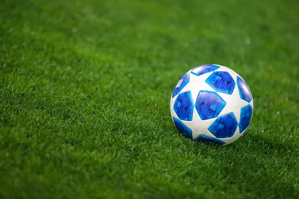 Thessaloniki, Yunanistan - 29 Ağustos 2018: Uefa Şampiyonlar Ligi'nin resmi maç topu Uefa Şampiyonlar Ligi oyun Paok vs Fc Benfica Toumba Stadyumu'nda sırasında çimenlerin üzerinde