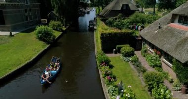 Hollanda Giethoorn köyünün havadan görünümü. Giethoorn 'Hollanda Venedik' olarak da adlandırılır ve her yıl yaklaşık 800.000 ziyaretçi alır.